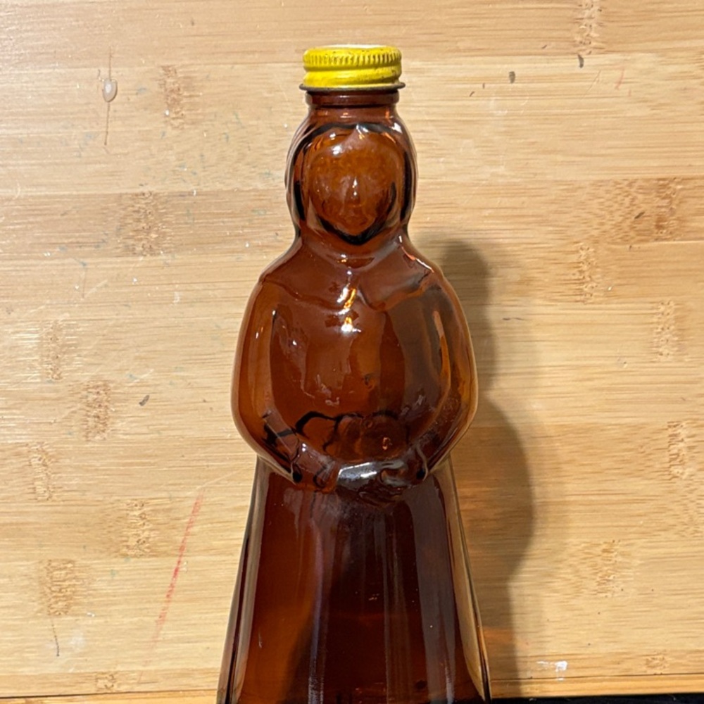 Vintage:1979 Mrs. Butterworth amber glass bottle with metal cap.